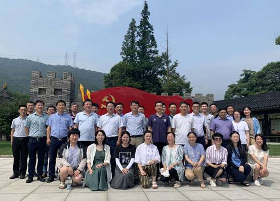 舟山新建社区南洞艺谷党建广场合影